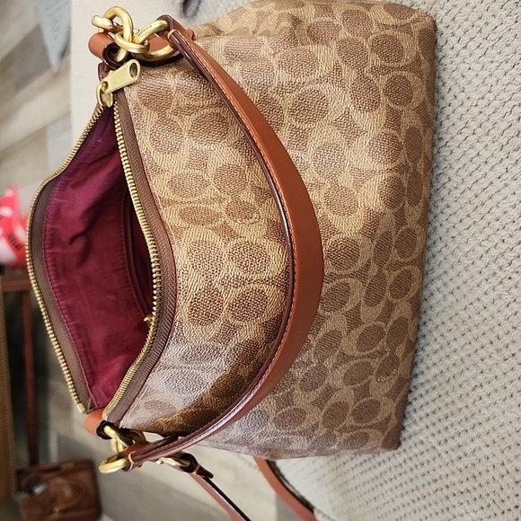 Coach Handbags - NICE COACH 👛 PURSE